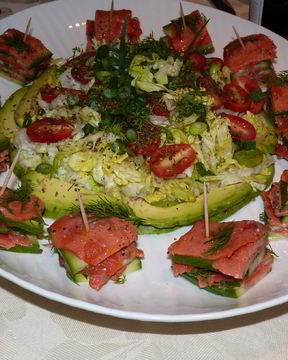 Копченый лосось со свежим огурцом