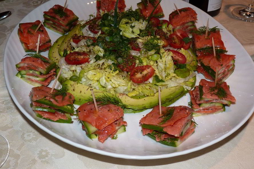 Рецепт копченого лосося со свежим огурцом