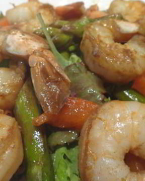 Креветки и спаржа с имбирем