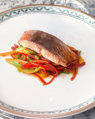 Лосось с острым перцем, зеленым луком и морковью