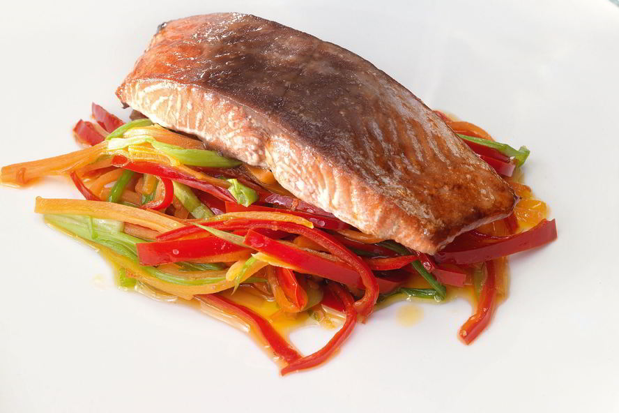 Рецепт лосося с острым перцем, зеленым луком и морковью
