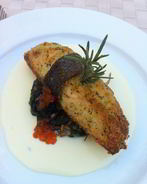 Лосось со шпинатом в сливочно-икорном соусе