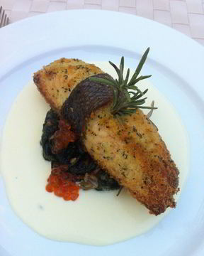 Лосось со шпинатом в сливочно-икорном соусе