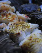 Пряная треска в листьях винограда