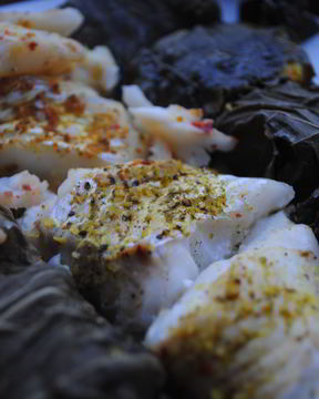 Пряная треска в листьях винограда