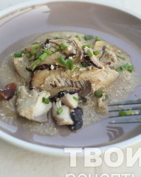 Рыба с луком и грибами