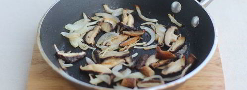 рыба с луком и грибами. Шаг 3