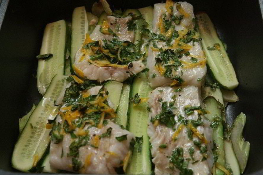Рецепт запеченной лимонной трески с огурцами и сельдереем