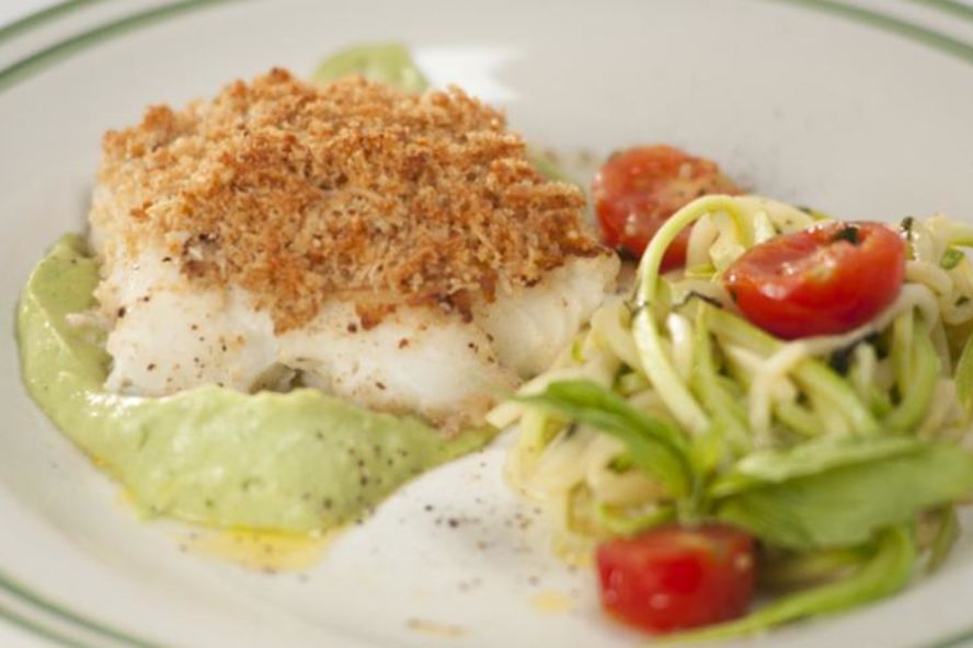 Рецепт запеченной трески с лапшой из кабачков и с соусом из авокадо