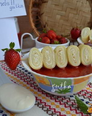 Блинные шашлычки с творогом и соусом из клубники