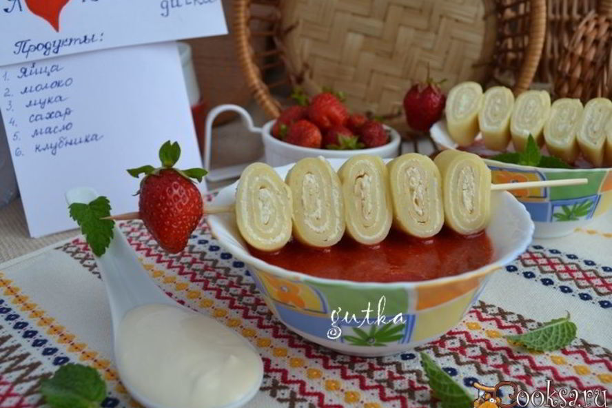 Рецепт блинных шашлычков с творогом и соусом из клубники