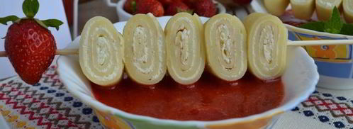 блинные шашлычки с творогом и соусом из клубники. Шаг 3