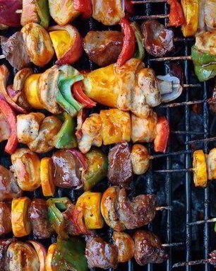 Маринованные бараньи шашлыки с овощами и грибами на гриле
