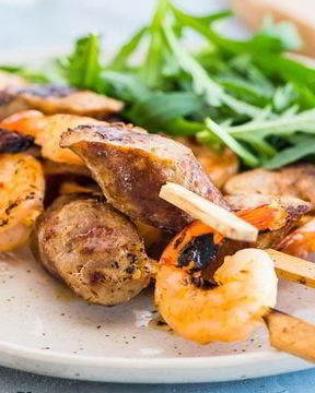 Шашлычки из креветок и колбасок