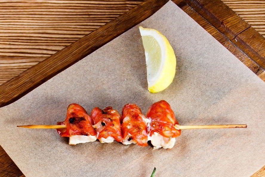 Рецепт шашлычков из куриного филе с чоризо