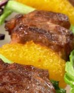 Шашлычок из баранины с апельсинами и овощным салатом