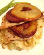 Куриные шницели с яблоками и чоризо