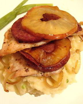 Куриные шницели с яблоками и чоризо