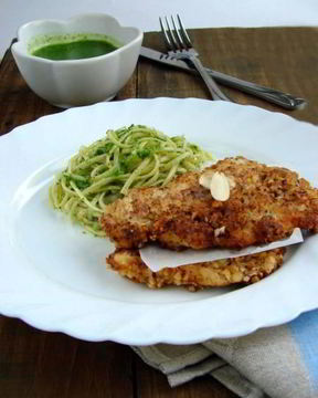 Шницель из курицы в ореховой панировке со спагетти в соусе из петрушки и черемши
