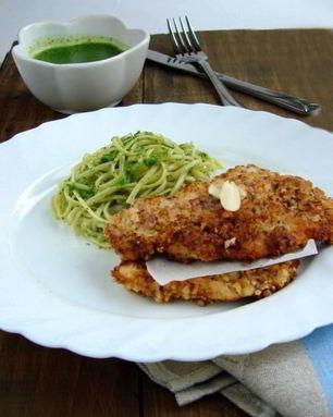 Шницель из курицы в ореховой панировке со спагетти в соусе из петрушки и черемши