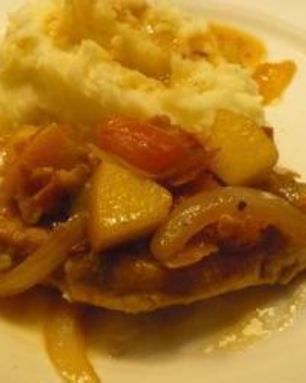 Свиной шницель с яблоками и помидорами