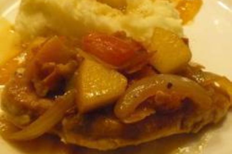 Рецепт свиного шницеля с яблоками и помидорами