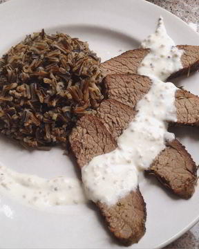 Говяжий стейк с соусом из хрена