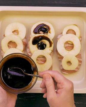 Куриные стейки с яблоками