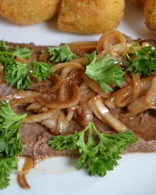 Маринованные стейки с луком