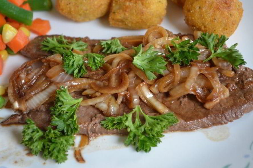 Рецепт маринованных стейков с луком