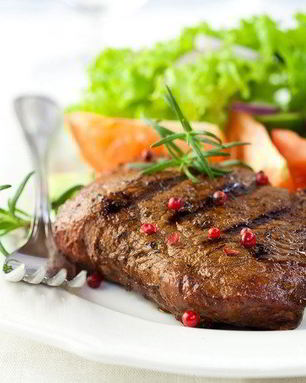 Маринованные в красном вине и розмарине говяжьи стейки