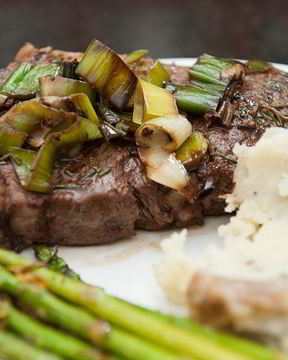 Стейк из говядины на сковороде