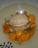 Стейк из свиной корейки с карманом начиненный оливками и чесноком и тушеная тыква с луком