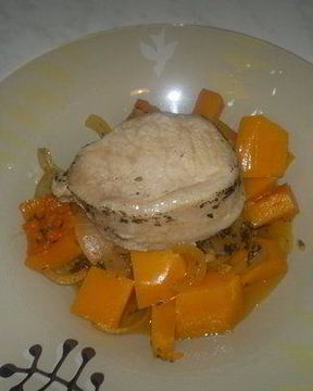 Стейк из свиной корейки с карманом начиненный оливками и чесноком и тушеная тыква с луком