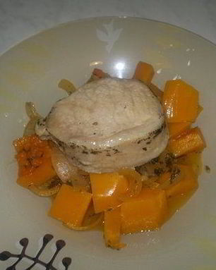 Стейк из свиной корейки с карманом начиненный оливками и чесноком и тушеная тыква с луком