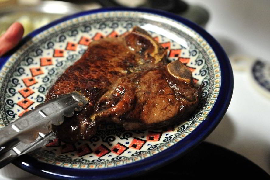 Рецепт стейка на кости на сковороде