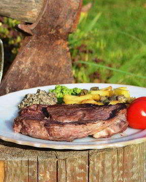 Стейк с базиликом и оливковым тапенадом