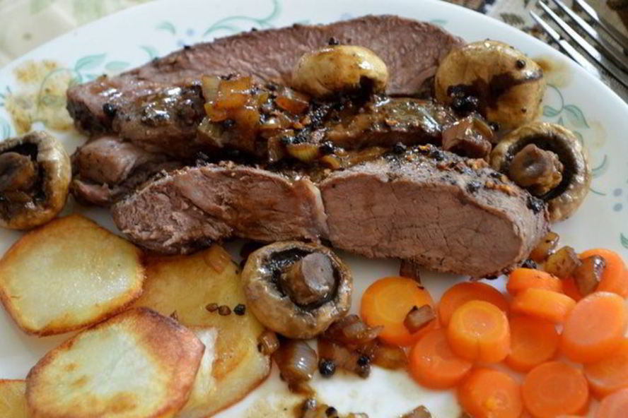 Рецепт стейка с черным перцем, коньяком и грибами