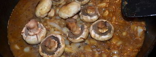 стейк с черным перцем, коньяком и грибами. Шаг 4