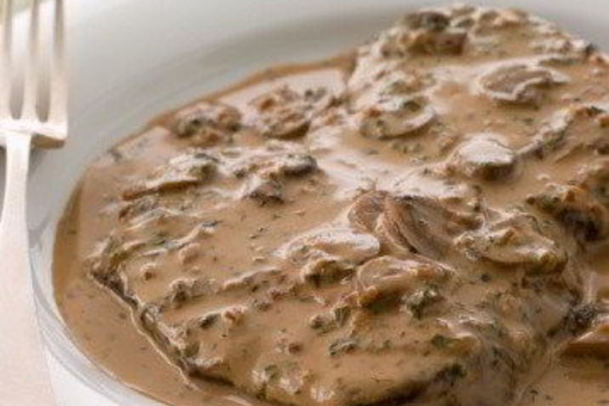 Рецепт стейков из говядины под грибным соусом с голубым сыром