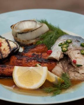 Стейки из толстолобика с печеной морковью и овощами гриль