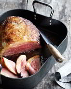 Запеченный стейк из костреца с черничным соусом