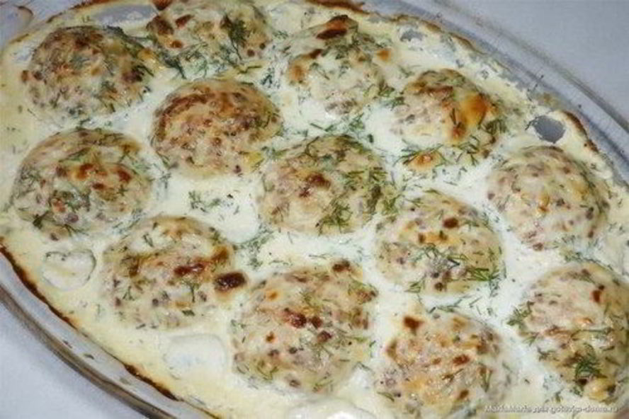 Рецепт легких тефтелей с начинкой в сливочном соусе