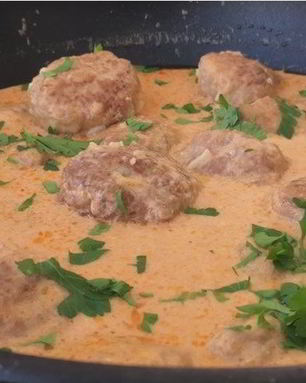 Очень нежные тефтели в томатно-сметанном соусе