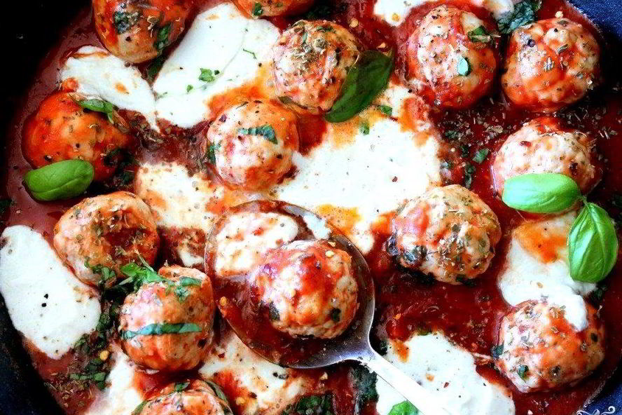 Рецепт тефтелей с моцареллой в томатном соусе