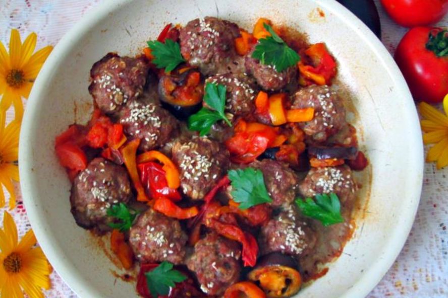 Рецепт тефтелей с овсяными хлопьями и тушеными овощами