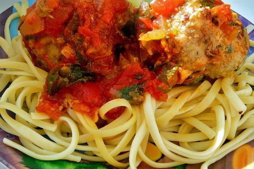 Рецепт тефтелей с сыром и шпинатом, в томатном соусе