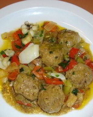 Тефтели, тушенные с овощами