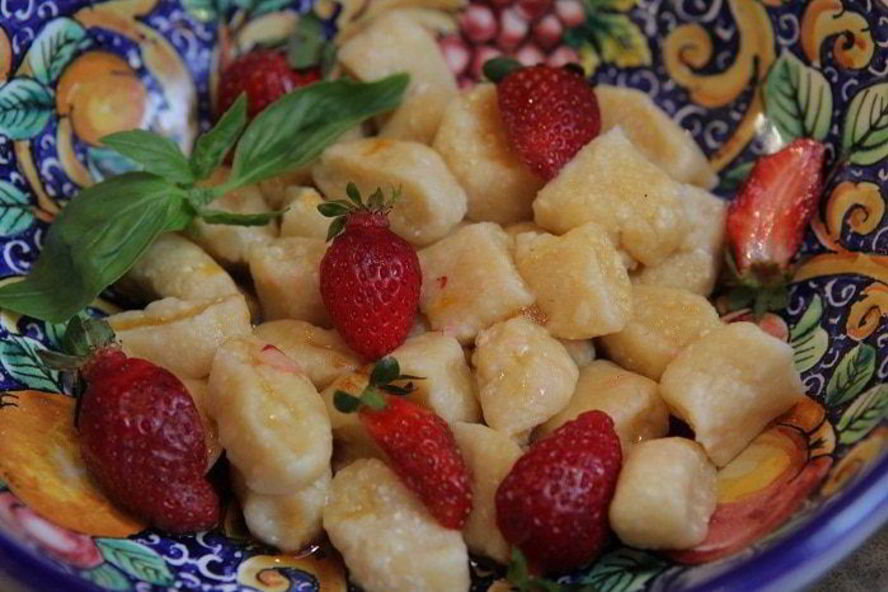 Рецепт ленивых вареников с клубникой и базиликом