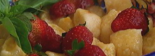 ленивые вареники с клубникой и базиликом. Шаг 11